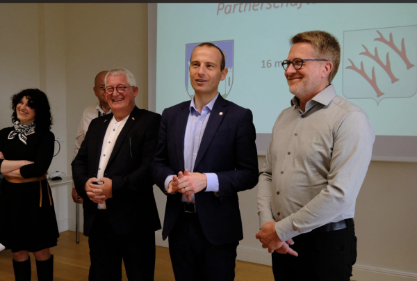 Monsieur REYMANN, Bürgermeister de Saarburg accueilli en mairie par Messsieurs DI PHILIPPO maire de Sarrebourg et son adjoint au jumelage Monsieur MOORS